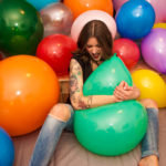 Κι όμως υπάρχουν άνθρωποι που «αναστατώνονται» ερωτικά με μπαλόνια [BINTEO]