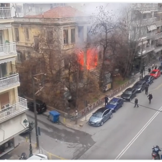 Η στιγμή που ακροδεξιοί επιτίθενται στην κατάληψη Libertatia στην Θεσσαλονίκη [ΒΙΝΤΕΟ]