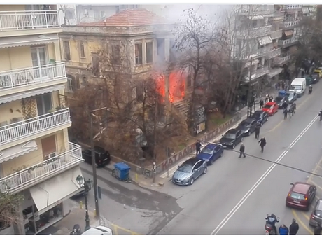 Η στιγμή που ακροδεξιοί επιτίθενται στην κατάληψη Libertatia στην Θεσσαλονίκη [ΒΙΝΤΕΟ]
