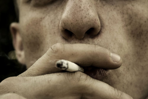 Ο ρατσισμός αυξάνει τον κίνδυνο οι νέοι να αρχίσουν το κάπνισμα, σύμφωνα με βρετανική έρευνα