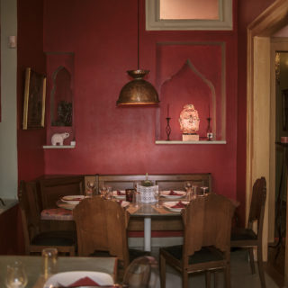 Pink Elephant: Το νέο ινδικό του κέντρου σερβίρει σε ένα νεοκλασικό του 1870