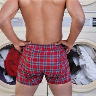 Σέξι αγόρια αναλαμβάνουν το νοικοκυριό και αναστατώνουν το Instagram