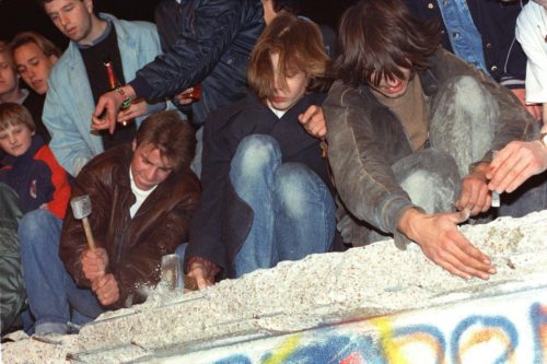 Πριν από 10316 μέρες έπεσε το τείχος του Βερολίνου