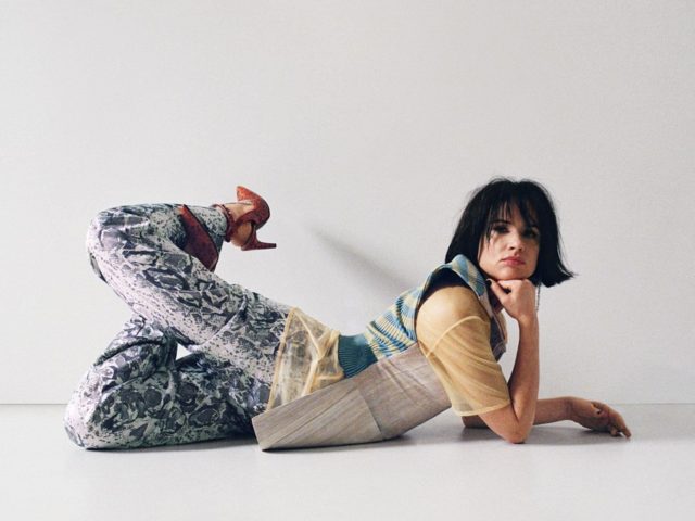 Η Juliette Lewis φέρνει τον αέρα των 90s στη νέα καμπάνια των Acne Studios