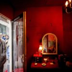 Ο δρόμος με τα κόκκινα φανάρια στο Άμστερνταμ απαγορεύει στους τουρίστες να «χαζεύουν» τις βιτρίνες