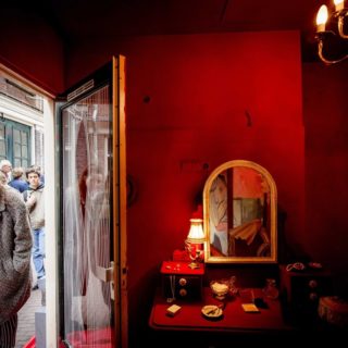 Ο δρόμος με τα κόκκινα φανάρια στο Άμστερνταμ απαγορεύει στους τουρίστες να «χαζεύουν» τις βιτρίνες