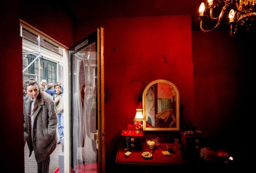 Ο δρόμος με τα κόκκινα φανάρια στο Άμστερνταμ απαγορεύει στους τουρίστες να «χαζεύουν» τις βιτρίνες