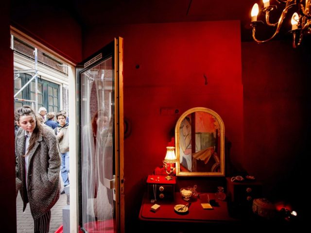 Ο δρόμος με τα κόκκινα φανάρια στο Άμστερνταμ απαγορεύει στους τουρίστες να «χαζεύουν» τις βιτρίνες