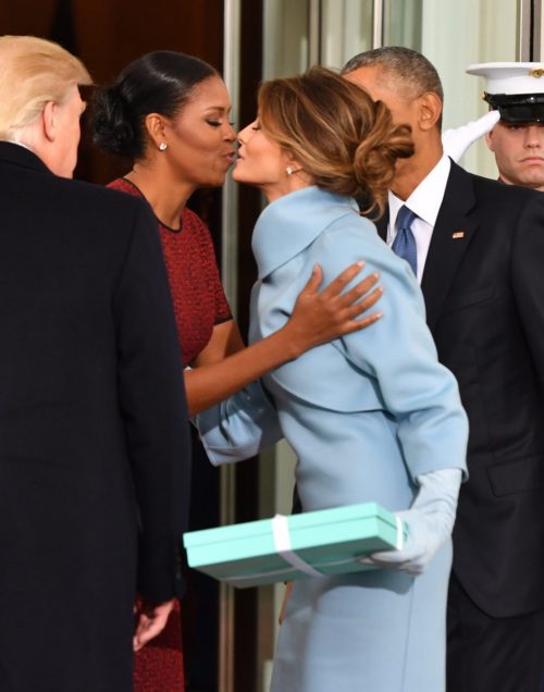 Η Μισέλ Ομπάμα αποκάλυψε τι έκρυβε το μπλε κουτί που της έκανε δώρο η Μελάνια Τραμπ [ΒΙΝΤΕΟ]