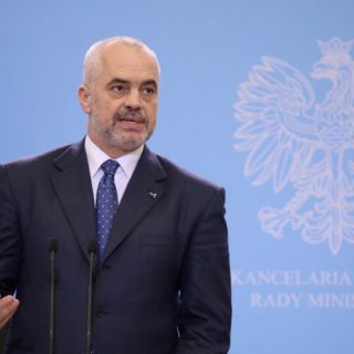 Εντι Ράμα: «Δεν μπορούμε να σταθούμε μπροστά στην πόρτα της Ευρώπης κλαίγοντας»