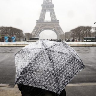 Ο Πύργος του Άιφελ στα λευκά [ΕΙΚΟΝΕΣ]