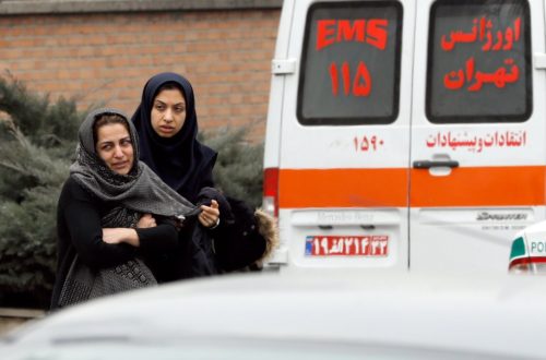 Ιράν: Στην πλάτη τους μετέφεραν οι διασώστες τα πτώματα των επιβαινόντων στο αεροσκάφος που συνετρίβη την Κυριακή