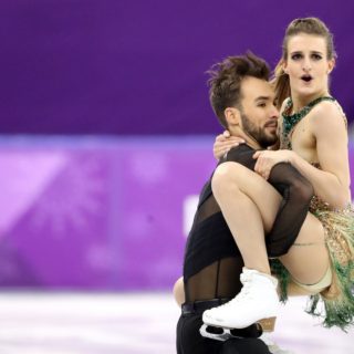 Το πάνω μέρος του φορέματός της πέφτει αλλά η Γκαμπιέλα Παπαδάκις συνεχίζει τον χορό στον πάγο [Εικόνες]