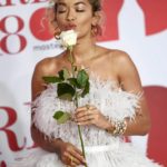 Dua Lipa και Stormzy οι μεγάλοι νικητές των Brit Awards. Δείτε το κόκκινο χαλί