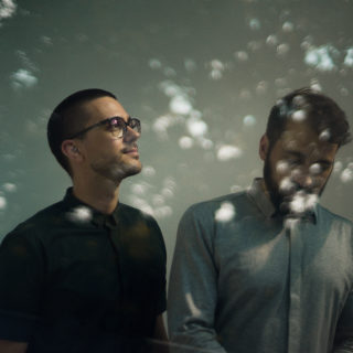 Για να δώσουν τίτλους στα instrumental τους, οι Grandbrothers ανοίγουν στην τύχη βιβλία. Καμιά φορά, του ‘Ερνεστ Χέμινγουεϊ…