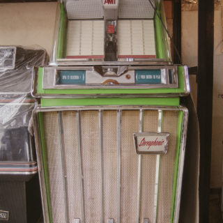 Αν αναρωτιέστε πού μπορείτε να βρείτε τζούκμποξ στην Αθήνα, ο Νίκος Πατέστος έχει την απάντηση…