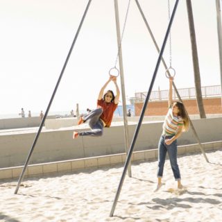 Η νέα συλλογή της TOMS για την άνοιξη και το καλοκαίρι του 2018 έχει τον αέρα των 70s