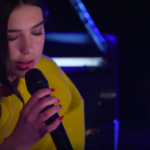 Η Dua Lipa διασκευάζει Arctic Monkeys για να μας κάνει να ερωτευτούμε [ΒΙΝΤΕΟ]