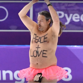 Φόρεσε ροζ τουτού και μια μαϊμού στα απόκρυφα σημεία και κατέβηκε στους Ολυμπιακούς [ΕΙΚΟΝΕΣ]