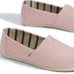 Η TOMS γιορτάζει τον έρωτα με ροζ και κόκκινες αποχρώσεις