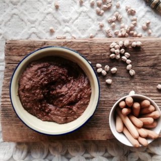 Αυτό το σοκολατένιο χούμους είναι φουλ στην πρωτεΐνη
