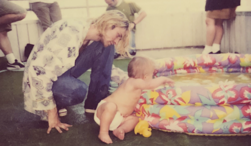Η κόρη του Kurt Cobain μοιράζεται αδημοσίευτες φωτογραφίες του πατέρα της στο Instagram [Εικόνες]