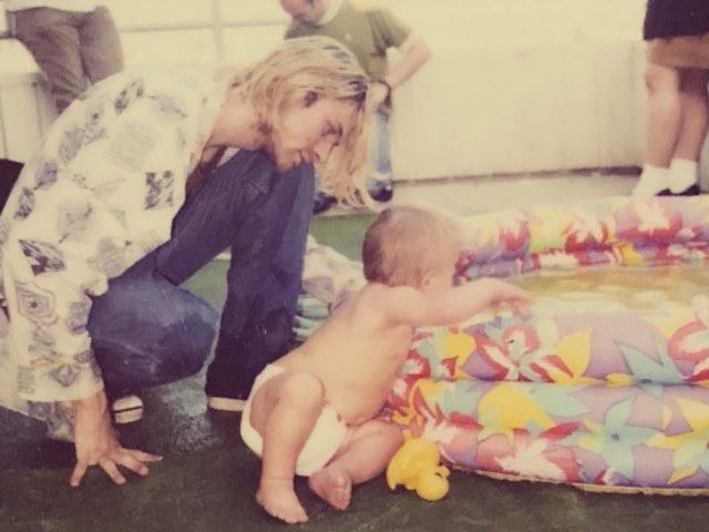Η κόρη του Kurt Cobain μοιράζεται αδημοσίευτες φωτογραφίες του πατέρα της στο Instagram [Εικόνες]