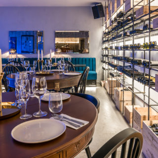 the Cellar Athens: Το νέο speakeasy της Αθήνας είναι εστιατόριο και βρίσκεται σε ένα «κελάρι» κάτω από την Συγγρού