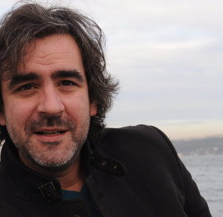 Αφέθηκε ελεύθερος από τουρκική φυλακή ο δημοσιογράφος Ντενίζ Γιουτζέλ