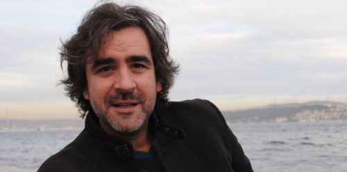 Αφέθηκε ελεύθερος από τουρκική φυλακή ο δημοσιογράφος Ντενίζ Γιουτζέλ
