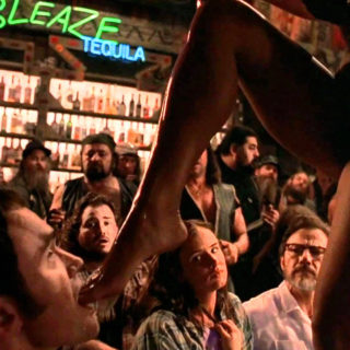 Στου γυαλού τα βοτσαλάκια κάθονται δυο πατουσάκια