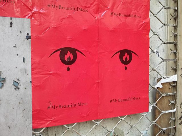 Μάθαμε τι είναι το #MyBeautifulMess που έχει γεμίσει με κόκκινες αφίσες που μας κοιτούν την πόλη