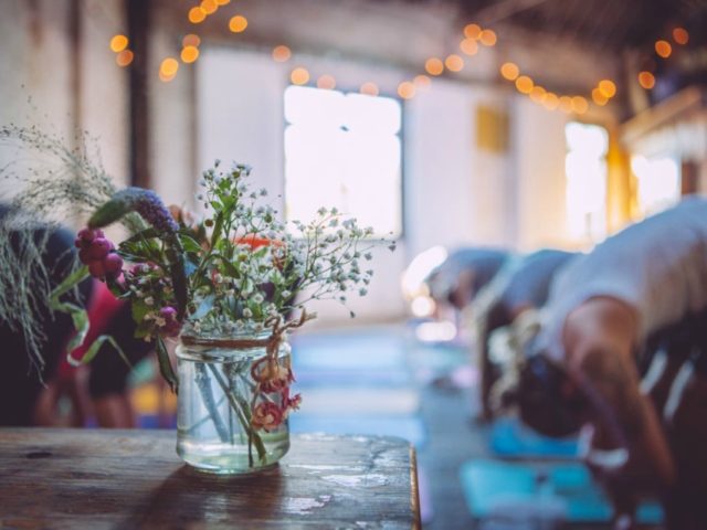 Η στάση της yoga που θα σε βοηθήσει να χωνέψεις το brunch