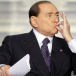 Σοκ προκάλεσε στην Ιταλία η γυμνόστηθη κοπέλα που αμφισβήτησε τον Σίλβιο Μπερλουσκονι ενώ ψήφιζε