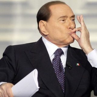 Σοκ προκάλεσε στην Ιταλία η γυμνόστηθη κοπέλα που αμφισβήτησε τον Σίλβιο Μπερλουσκονι ενώ ψήφιζε