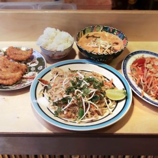 Tuk Tuk: Το πιο μικρό ταϊλανδέζικο βρίσκεται στο Κουκάκι και έχει γίνει talk of the town