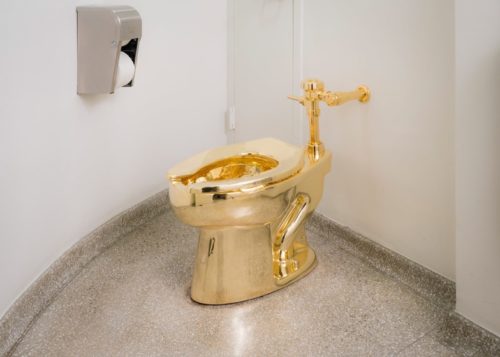 Στο Γκούγκενχαϊμ της Νέας Υόρκης έφτιαξαν μία χρυσή τουαλέτα! [BINTEO]