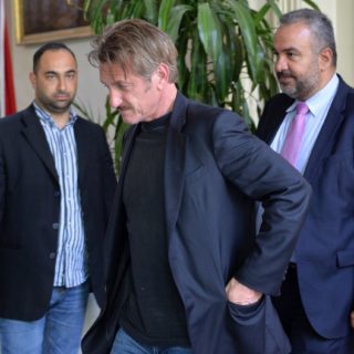 Υπό την επήρεια ηρεμιστικών και με ένα τσιγάρο στο χέρι εμφανίστηκε σε γνωστή εκπομπή ο Sean Penn [ΒΙΝΤΕΟ]