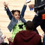 Η 6χρονη κόρη της Beyoncé πήρε μέρος σε δημοπρασία και «χτύπησε» έναν πίνακα για 19.000 δολάρια