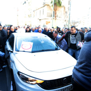 Επίθεση σε οδηγό Uber από οδηγούς ταξί [ΒΙΝΤΕΟ]