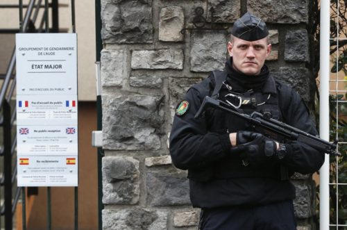 Γαλλία: Άνδρας επιχείρησε να παρασύρει με το όχημά του στρατιώτες