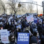 «Προστατέψτε τα παιδιά, όχι τα τουφέκια!»: Οι δρόμοι των ΗΠΑ γέμισαν διαδηλωτές που απαιτούσαν να δοθεί τέλος στα μακελειά στα σχολεία