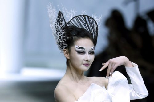 Εντυπωσιακά στιγμιότυπα από την εβδομάδα μόδας στην Κίνα [ΕΙΚΟΝΕΣ]