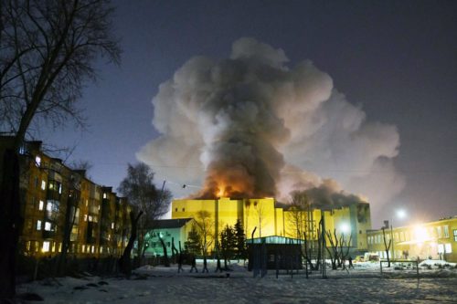 Στους 64 ο αριθμός των νεκρών από την πυρκαγιά στο εμπορικό κέντρο στο Κεμέροβο, ανάμεσά τους και 9 παιδιά [ΒΙΝΤΕΟ]