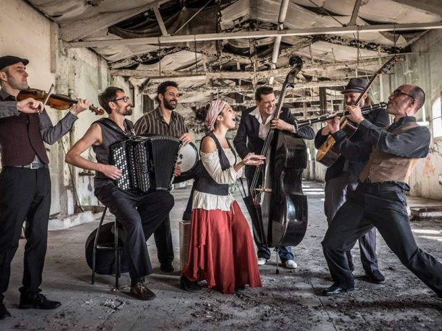 Η Barcelona Gypsy Balkan Orchestra στην Αθήνα για μια μοναδική συναυλία