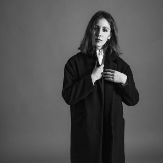 Σ’ ένα Απροσδιόριστο Χάρτινο Αντικείμενο, η Ξένια Νασέλου φωτογραφίζει απαγορευμένα νεκροταφεία