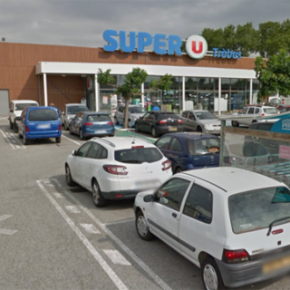 Έκτακτο: Ένας άνδρας κρατάει ομήρους σε σουπερμάρκετ στην πόλη Τρεμπ της Γαλλίας