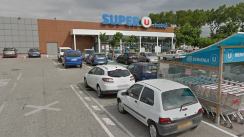 Έκτακτο: Ένας άνδρας κρατάει ομήρους σε σουπερμάρκετ στην πόλη Τρεμπ της Γαλλίας