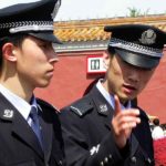 Κίνα: Κορίτσι τριών χρονών σώθηκε από τροχονόμο καθώς έπεφτε από τον 5ο όροφο πολυκατοικίας