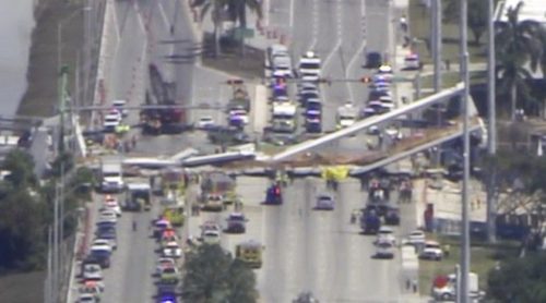 Πεζογέφυρα κατέρρευσε σε αυτοκινητόδρομο στο Μαϊάμι